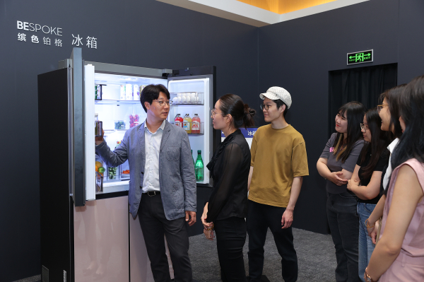 삼성전자가 중국 베이징에서 '2023 중국 테크 세미나'를 개최해 2023년형 TV와 생활가전 제품들의 신기술을 소개하는 이미지