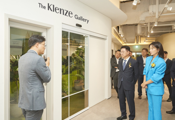 Klenze 모델 김희선(오른쪽)과 KCC 정재훈 대표(가운데)를 비롯한 KCC 임직원들이 The Klenze Gallery에서 KCC 창호 제품 설명을 듣고 있다.