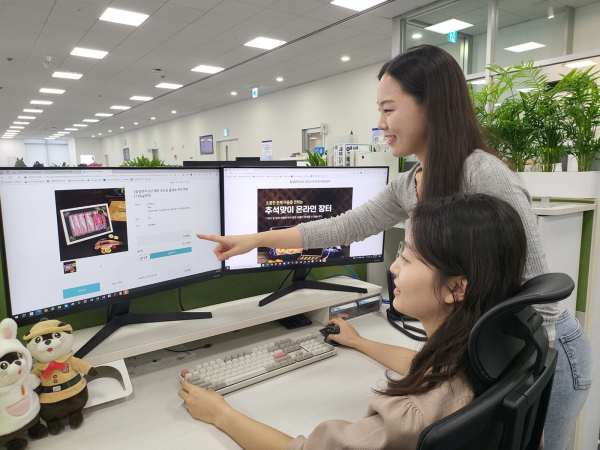 삼성 직원들이 명절장터에서 상품을 구입하고 있다.