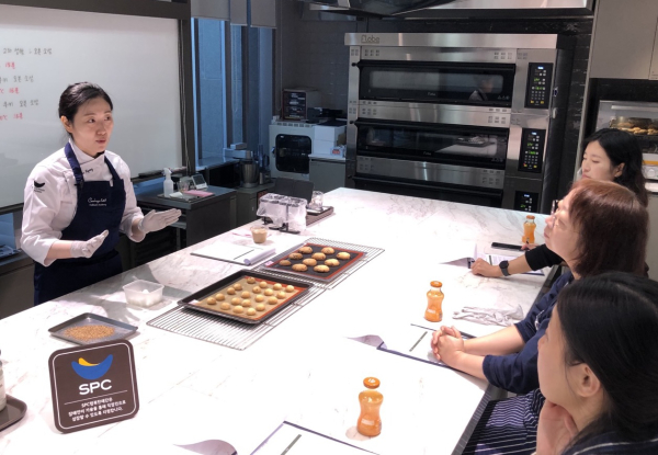 10월 13일 서울 양재동 SPC컬리너리아카데미에서 SPC쿠킹랩 강사가 장애인제과제빵작업장 '똘레랑스' 파티시에를 대상으로 제과제빵 교육을 진행하고 있다.
