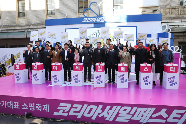 지난 10일 ‘2023 코리아세일페스타(이하 코세페)’ 시작을 하루 앞두고 서울 중구 명동거리에서 코세페 개막식에서 관계자들이 퍼포먼스를 하고 있다. (사진=국민소통실)