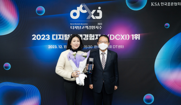 12월 11일 서울시 강남구 한국표준협회에서 진행된 '디지털고객경험지수(DCXI,Digital Consumer eXperience Index)' 인증 수여식에서 삼성전자 이보나 상무(왼쪽)와 한국표준협회 강명수 회장(오른쪽)이 기념 촬영을 하고 있다.