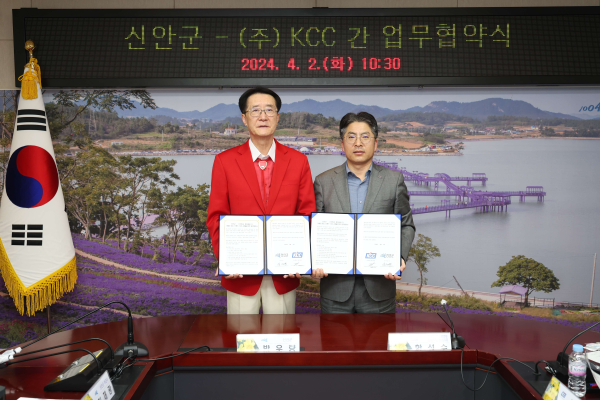 박우량 신안군수(사진 왼쪽)와 KCC 유통도료 사업부장 함성수 상무(사진 오른쪽)가 업무협약식 기념 사진을 촬영하고 있다.